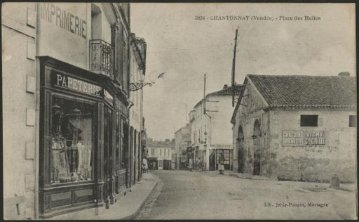 La rue Nationale et la place des Halles (commerces) à Chantonnay.